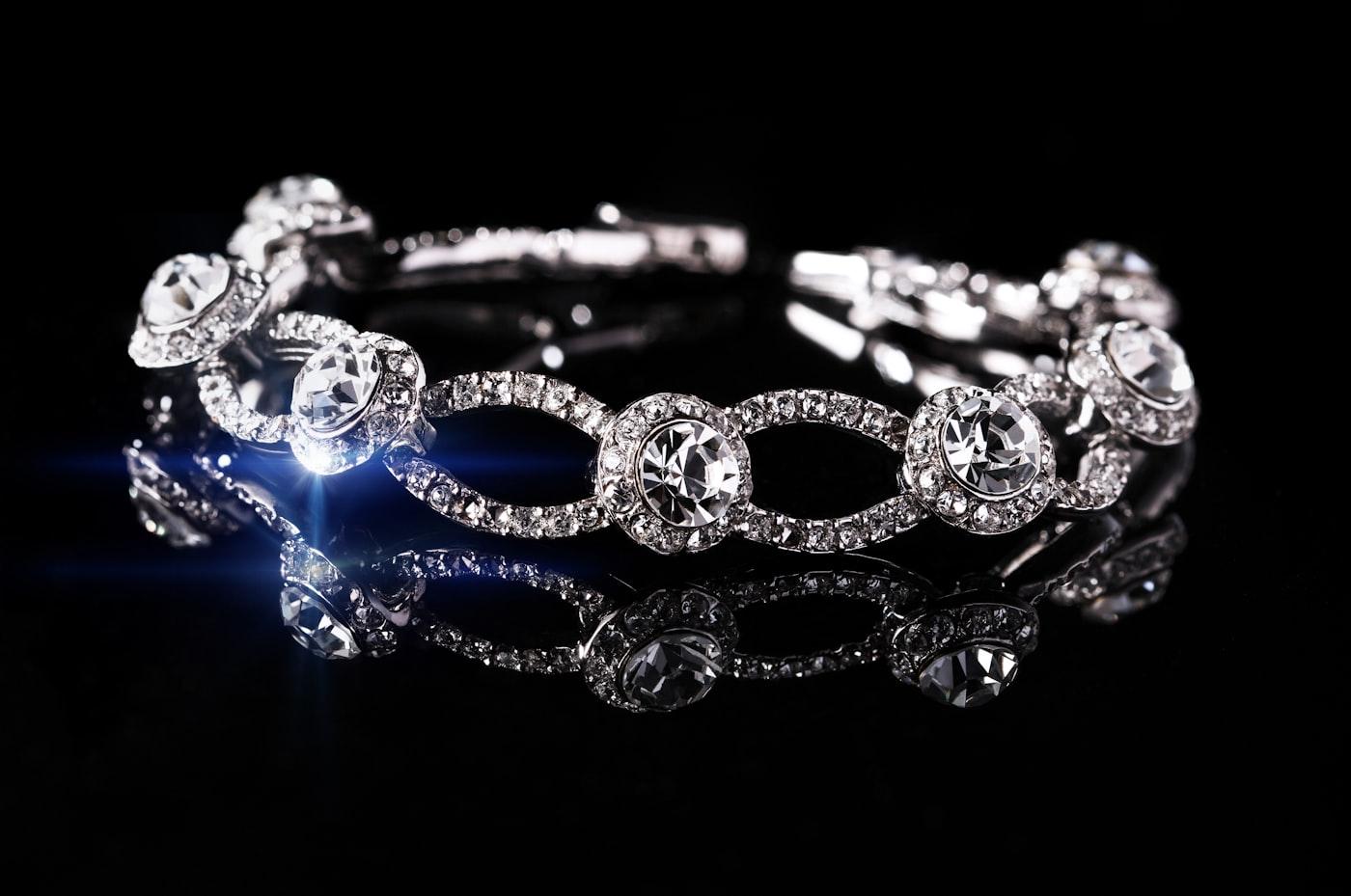 Diamond bracelet with brilliant-cut stones