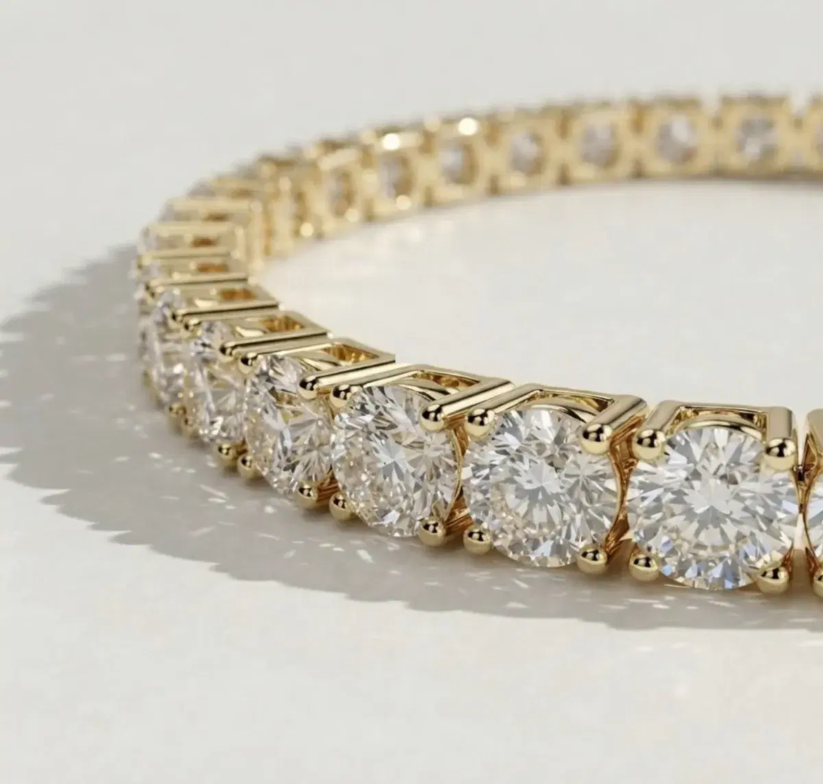 Round diamond tennis bracelet in yellow gold — close-up detail