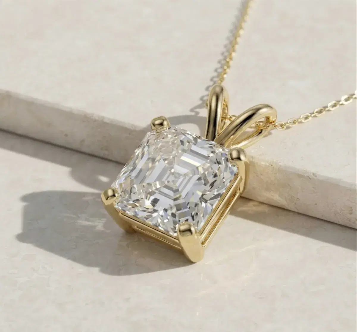 Asscher-cut diamond pendant in yellow gold — close-up on stone